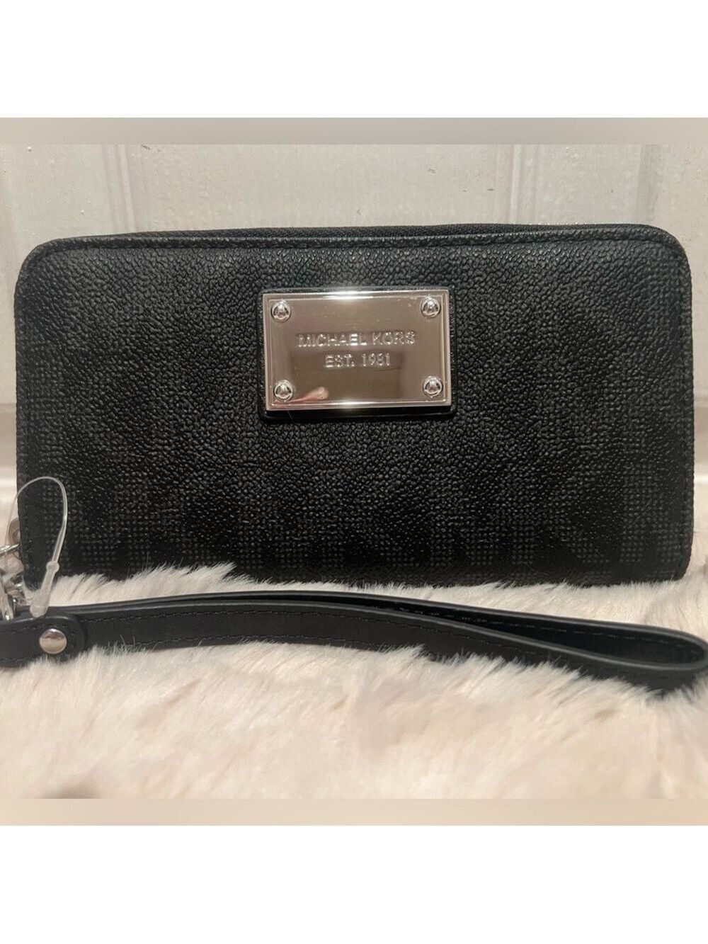 MICHAEL KORS LARGE JET SET ZIP AROUND WALLET - Picture 3 of 15